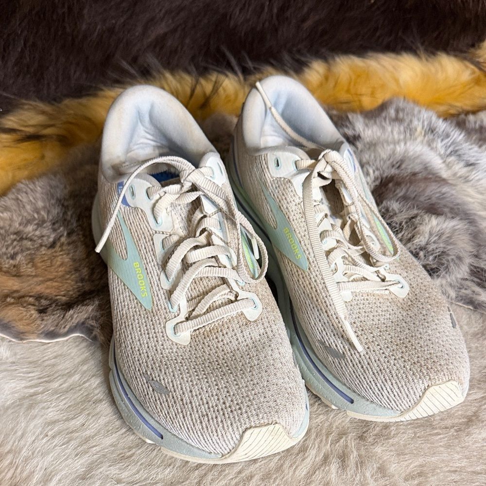 Brooks Women's Beige and Blue Sneakers 10 (3750)